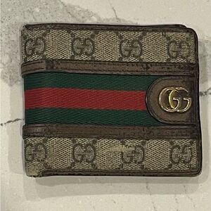 Men’s Gucci wallet